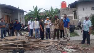 PLT Camat Sepatan Timur Langsung Sigap Bantu Rumah Warga Yang Roboh