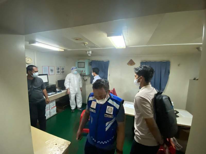 Sandar di Pelabuhan Indah Kiat Merak, Kapal Asal Hongkong Diperiksa Petugas