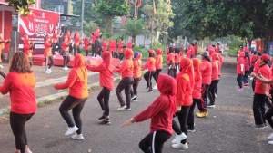 Kader PDI Perjuangan ikuti senam Sicita di area Kantor DPC PDI Perjuangan Kota Tangsel di BSD, Serpong. (Foto istimewa)