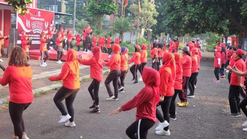 Kader PDI Perjuangan ikuti senam Sicita di area Kantor DPC PDI Perjuangan Kota Tangsel di BSD, Serpong. (Foto istimewa)