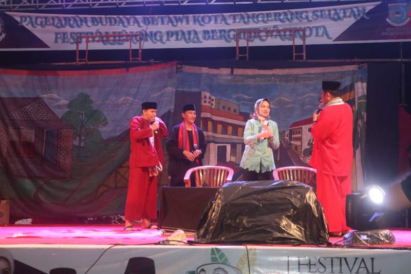 Walikota Airin Rachmi Diany saat beraksi di festival Lenong Betawi yang di gelar LBB Tangsel benerapa waktu lalu. (Foto.dok/dt)