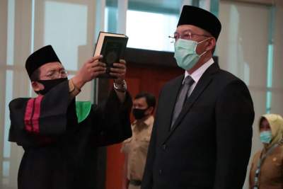 Walikota Tangerang Selatan Airin Rachmi Diany melantik penjabat sekretaris daerah kota Tangsel Bambang Noertjahjo. bertempat di Puspemkot Tangsel, Selasa (25/8).