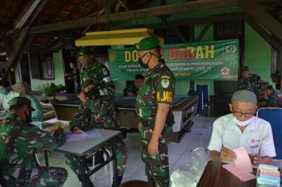 Personil Korem 064/MY saat melakukan donor darah di Makorem 064/Maulana Yusuf