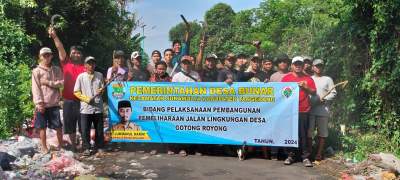 Warga  Bunar Gotong Royong Bersihkan Sampah Yang Menumpuk