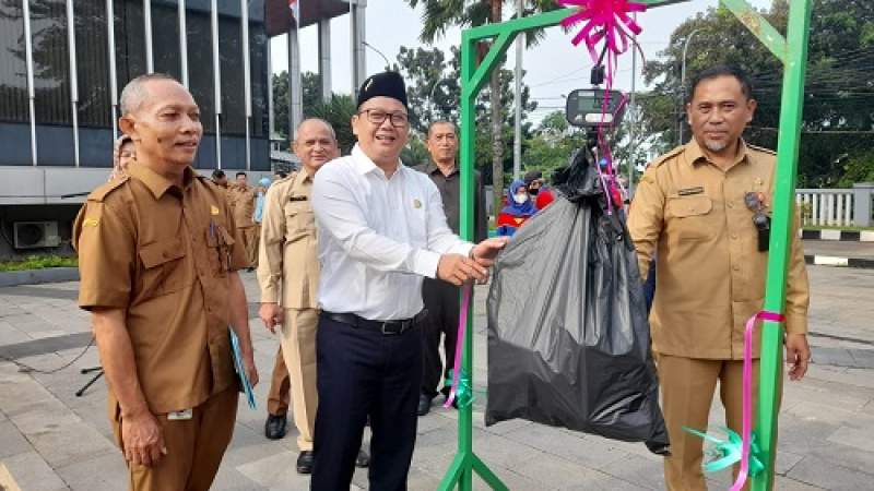 Ketua DPRD Kota Tangsel Abdul Rasyid di dampingi Sekretaris DPRD Wahyudi Leksono saat peragakan penimbangan sampah plastik di halaman DPRD Kota Tangsel.