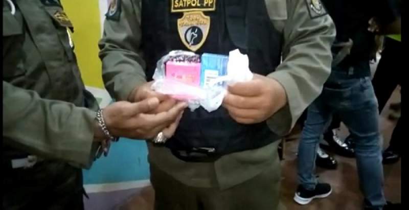 Alat kontrasepsi yang disita petugas Pol PP Tangsel saat lakukan operasi di kawasan Ciputat dan Pamulang, Tangsel. (Foto screenshot video Pol PP Tangsel)