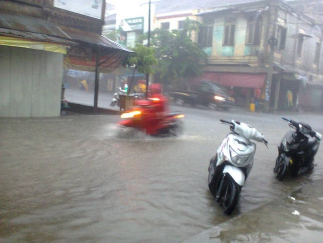Drainase Buruk Diduga Sebagai Penyebab Genangan Air Dijalan