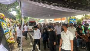 Presiden Jokowi dan sejumlah tokoh nasional hingga menteri Kabinet Indonesia Maju, melayat ke rumah duka istri KSP Moeldoko, di Jakarta, Minggu (12/3/2023).