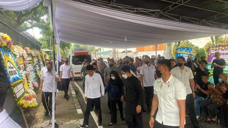 Presiden Jokowi dan sejumlah tokoh nasional hingga menteri Kabinet Indonesia Maju, melayat ke rumah duka istri KSP Moeldoko, di Jakarta, Minggu (12/3/2023).