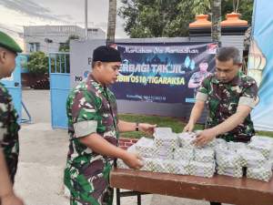 Kodim 0510/Tigaraksa bagikan takjil.