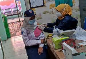 242 Murid SMPN 4 Sepatan Divaksin