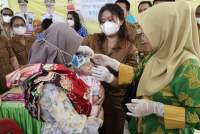 Balita di Tebing Tinggi mendapatkan tetes imunisasi polio.
