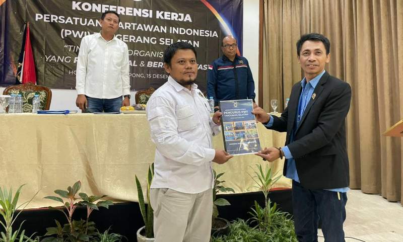 Ahmad Eko Nursanto serahkan laporan kerja kepada pimpinan sidang, Nasrudin. Pada konferwil itu, Eko terpilih secara aklamasi pimpin PWI Tangsel periode 2023-2026.