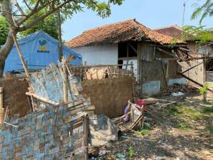 Astaga, Warga Miskin Asal Mekar Baru Tinggal di Tenda Akibat Rumahnya Ambruk