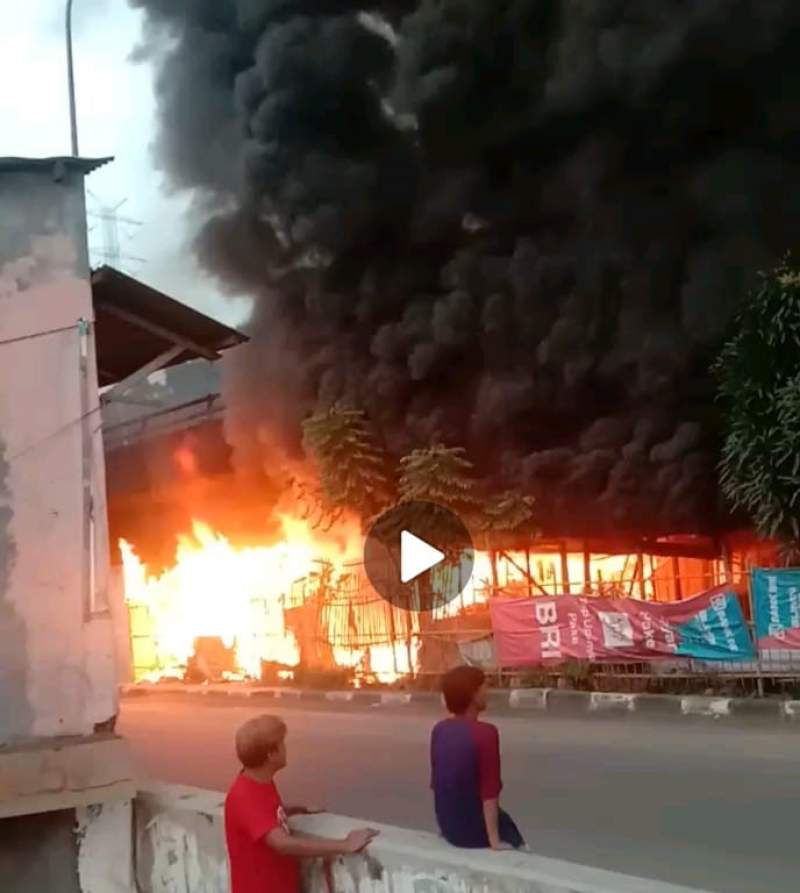 Saat Berkumandang Adzan, Jago Merah Melalap Tempat Workshop