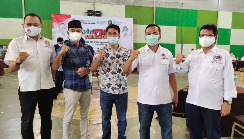 Jajaran pengurus DPD Aptrindo Provinsi Banten saat foto bersama usai vaksinasi di Krakatau Sport Center, Selasa (3/8/2021).