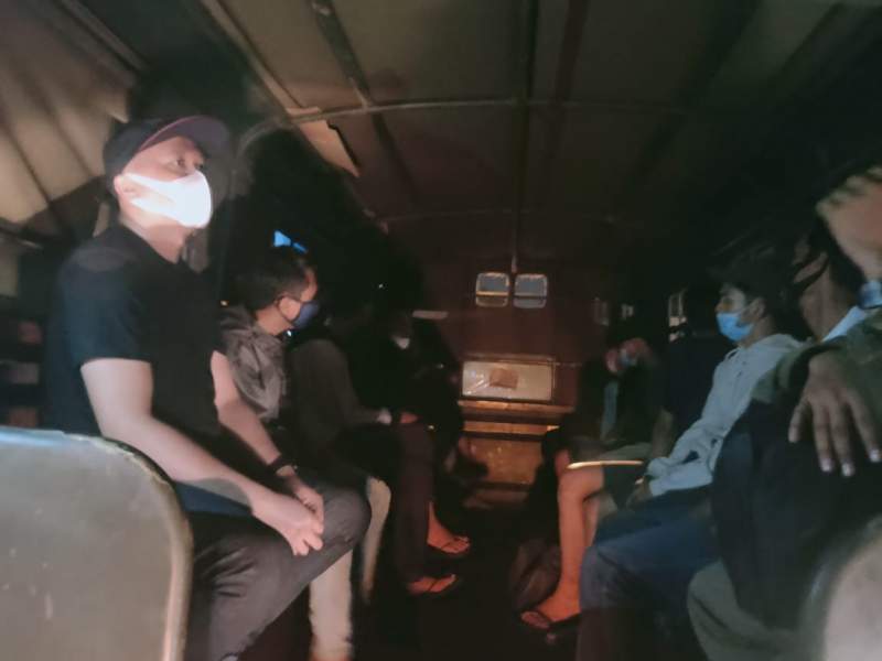 Pasangan mesum yang terjaring razia Pol PP Tangsel dibawa untuk diproses, Rabu (7/4/2021). (ft Rafi)