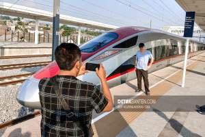 Warga berfoto dengan Kereta Cepat Whoosh saat tiba di Stasiun Padalarang pada Rabu (4/10/2023). (Foto: Aip/detakbanten))