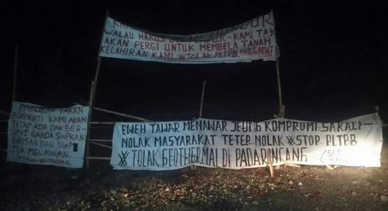 Tidak Terima Spanduk Penolakan Dibongkar, Masyarakat Padarincang Blokir Jalan Proyek PLTPB Geothermal