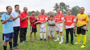 Dukung Kemajuan Sepakbola, Darma Wijaya Serahkan Sepatu Bola Kepada Pelajar di Serdang Bedagai