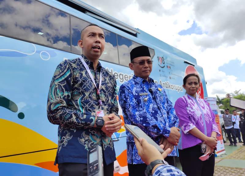 Direktur Sosialisasi dan Kampanye Antikorupsi KPK RI Amir Arief didampingi Walikota Cilegon Helldy Agustian saat memberikan keterangan kepada awak media, Selasa (4/10/2022).