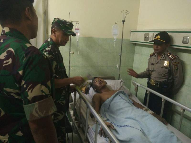 Danrem Wijayakrama Kolonel Iwan Setiawan menjenguk korban kebakaran pabrik petasan di RSUD Kabupaten Tangerang.