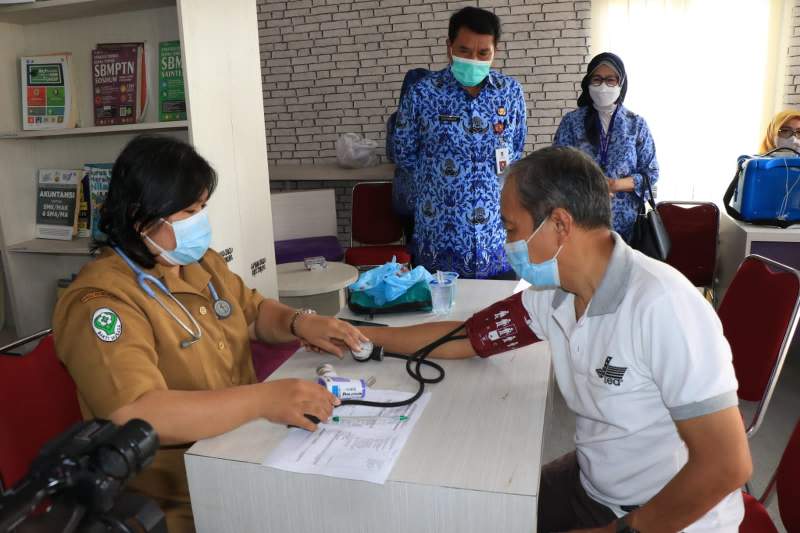 Sekda Monitoring Vaksinasi Booster Lansia di Kecamatan Cikupa