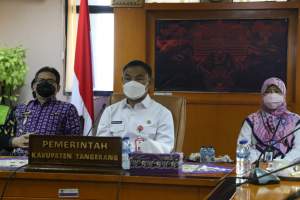 Mad Romli Terima Penghargaan dari Lembaga Adminsitrasi Negara