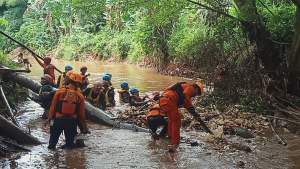 Mitigasi Bencana, Pemkot Bersama Tim Gabungan Kebencanaan Lakukan Giat Bersih Sungai