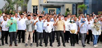 Kepala Kantor Pertanahan Tangsel Harison Mocodompis bersama Satgas PTSL 2023.