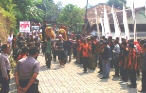 Kedatangan Cabup dan Cawabup dimeriahkan dengan iringan Tarian Sisingaan dan musik Kendang Penca, (27/07).