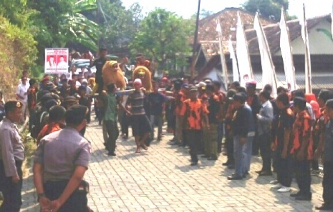 Kedatangan Cabup dan Cawabup dimeriahkan dengan iringan Tarian Sisingaan dan musik Kendang Penca, (27/07).