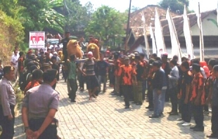 Kedatangan Cabup dan Cawabup dimeriahkan dengan iringan Tarian Sisingaan dan musik Kendang Penca, (27/07).