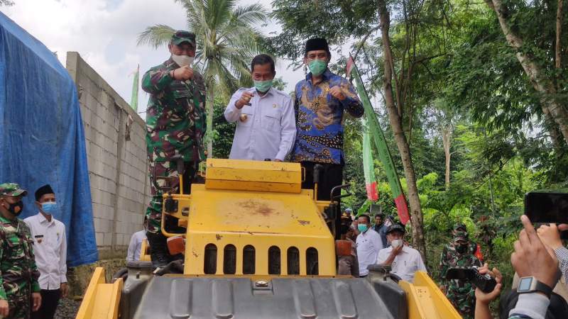 Program BSMSS Bangun Jalan Penghubung Kelurahan Cilowong - Cibendung