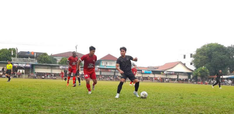 Pemain belakang 7 FC, Bagol kuasai bola dari hadangan penyerang West Junior, Yaseer.