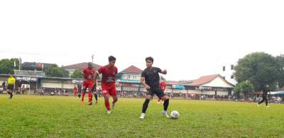 Pemain belakang 7 FC, Bagol kuasai bola dari hadangan penyerang West Junior, Yaseer.