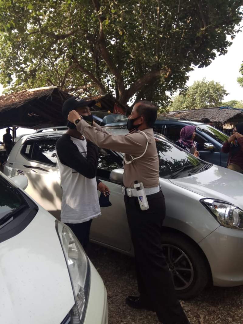 Ditlantas Polda Banten Bagikan Masker Gratis Pada Pengguna Jalan