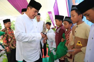 Sekda Santuni Anak Yatim di Kelurahan Medang
