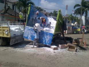 Truk Pengangkut Tepung Terperosok