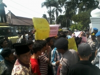 Ratusan Masa Demo Kantor Bupati