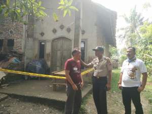 Rumah Jamin digaris polisi dan dijaga polisi.