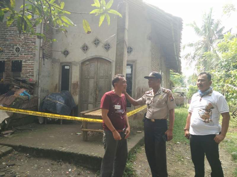 Rumah Jamin digaris polisi dan dijaga polisi.