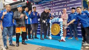 Ketua DPC Demokrat Kota Tangsel, Julham Firdaus pukul gong tanda dimulainya pendaftaran Bacaleg untuk Pemilu 2024 mendatang.