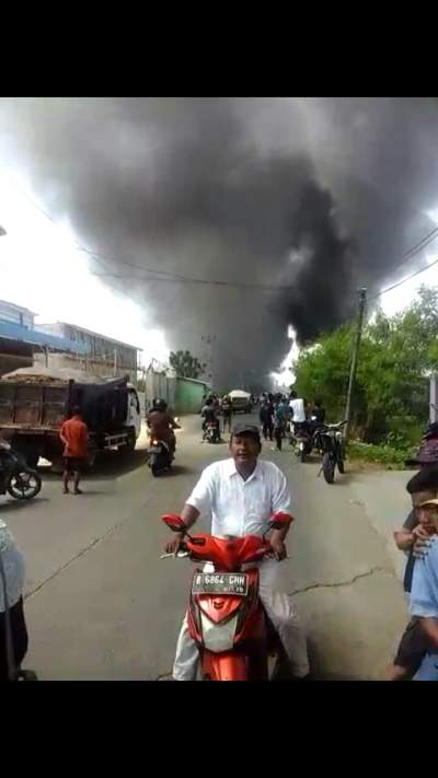 Toko Mebel di Kronjo Ludes Dilalap Api