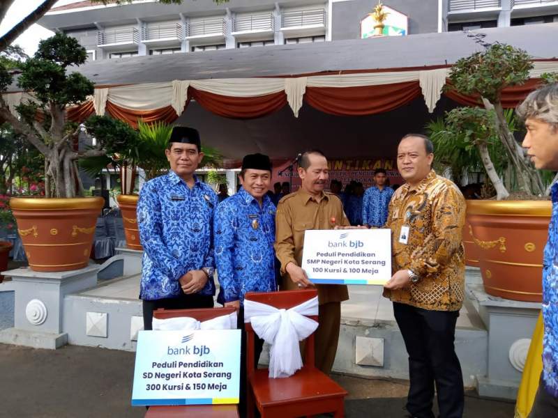 Peduli Pendidikan, Bank BJB Banten Bantu Ratusan Kursi dan Meja
