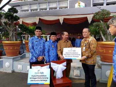 Peduli Pendidikan, Bank BJB Banten Bantu Ratusan Kursi dan Meja