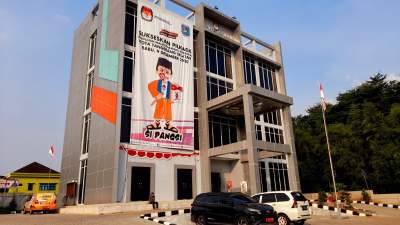  Kantor KPU Kota Tangsel.