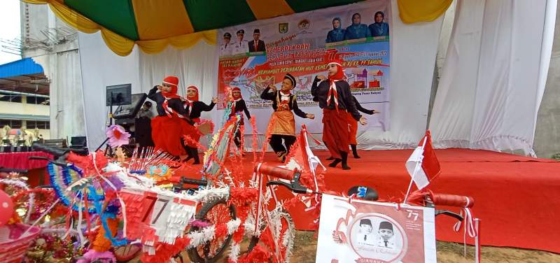 Peserta lomba tari kreasi sambut HUT RI ke-77 di pasar rakyat.