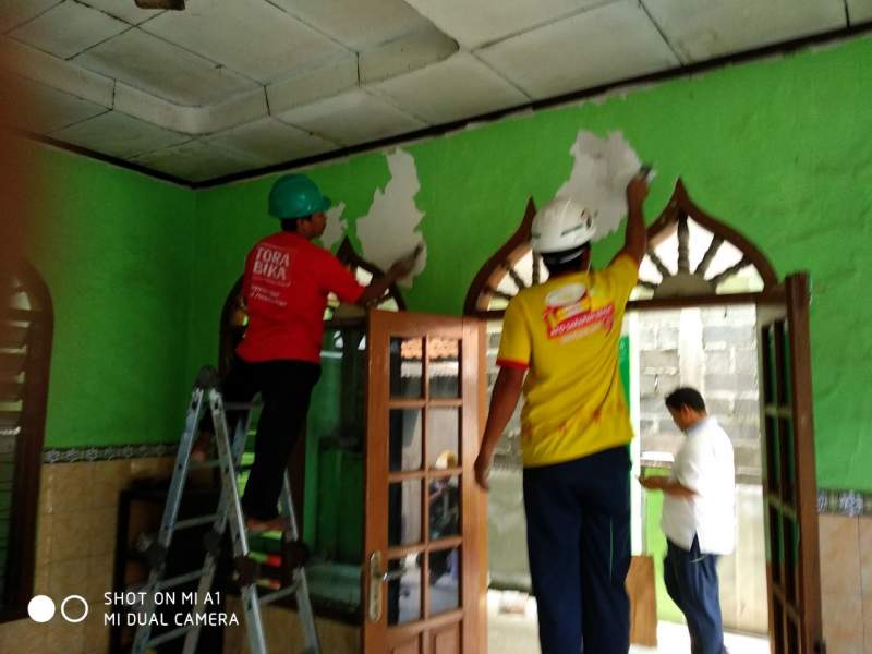 PT Torabika Eka Semesta Perbaiki Mushola di Cikupa