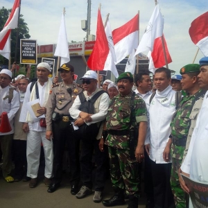 Ratusan massa Berangkat dari Stasiun Rawa Buntu